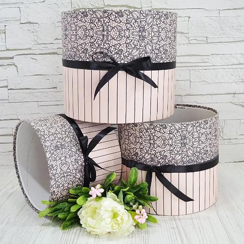 Кликните для увеличения изображения Капелюшна коробка Мереживо з декором (Середня D18)