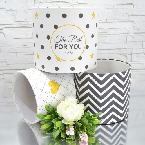 Кликните для увеличения изображения Капелюшна коробка Чорно-білий зиг-заг (Середня D18)