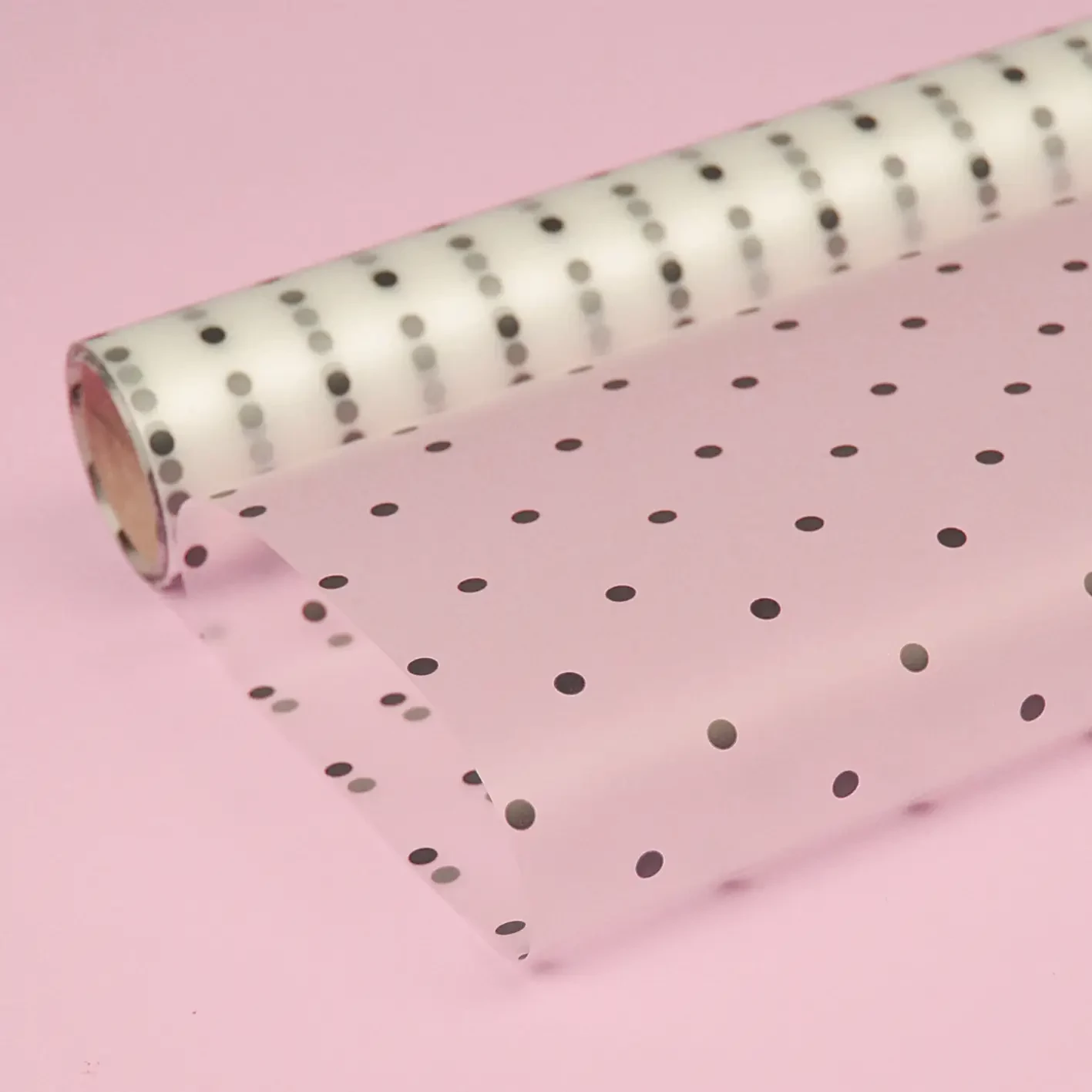 Плівка для квітів матова Горохи прозорі на чорному