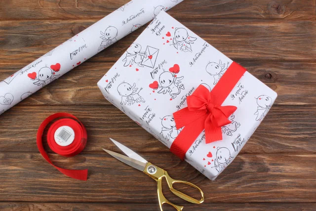 Папір пакувальний напис Купідон кохання на білому