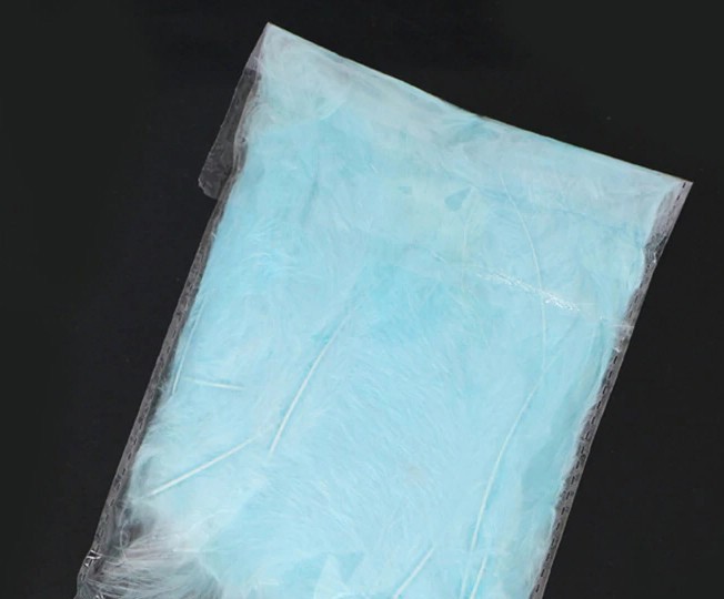 Перья декоративные нежно-голубые